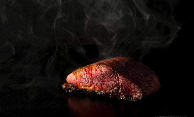 Chacinado de salmón y un "falso bife de chorizo" de Pacú: chefs que apuestan por el pescado en el paraíso de la carne