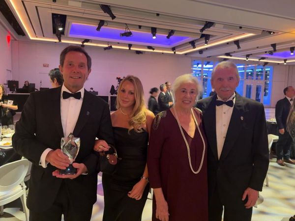 Familia Arizu con premio WE