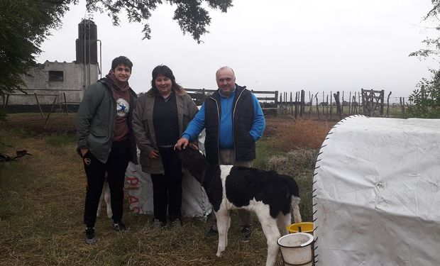 Brian, Mónica y Alberto Fassi en la guachera.