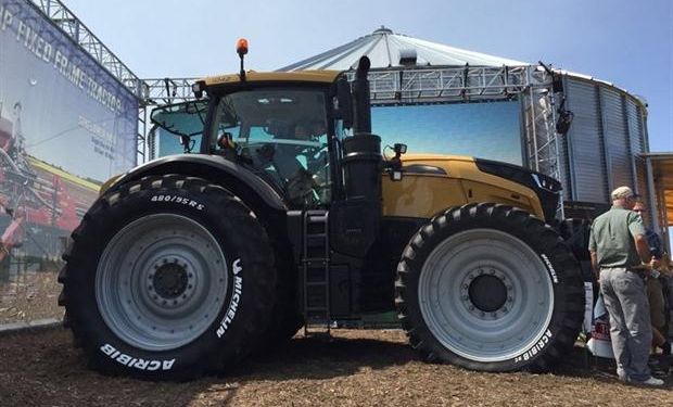 Challenger 1000: Agco presentó su flamante tractor no articulado, con potencias de 396 a 517 HP.