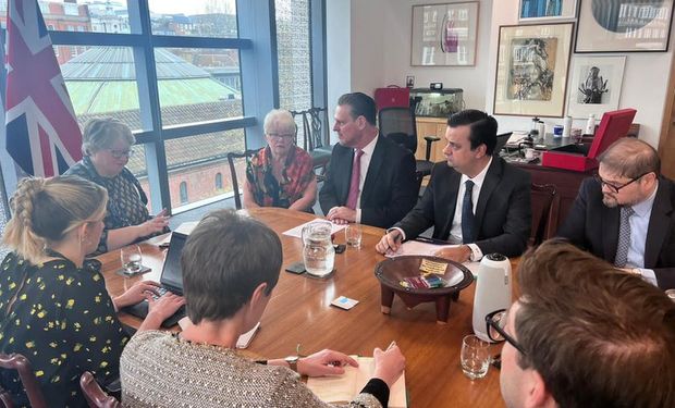 Fávaro em reunião com representantes da Inglaterra. (fotos - Mapa)