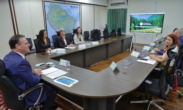 Representantes da Câmara Setorial de Florestas Plantadas apresentam potencial da cadeia produtiva ao ministro Carlos Fávaro. (Foto - Mapa)