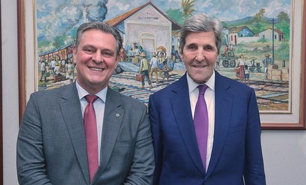 O ministro da Agricultura Pecuária, Carlos Fávaro, e o assessor da presidência dos Estados Unidos, John Kerry. (foto - Mapa)