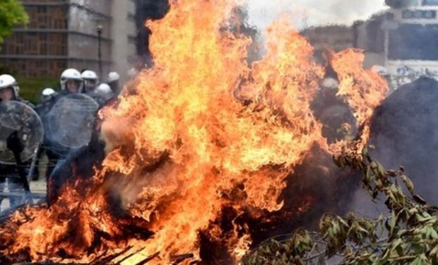 Pequenos grupos tentaram derrubar as barreiras erguidas em frente ao Parlamento. (Foto - Reprodução)