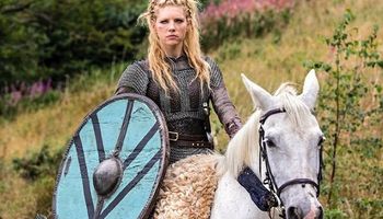 Una “vikinga” está de turista en Uruguay y salió a recorrer a caballo