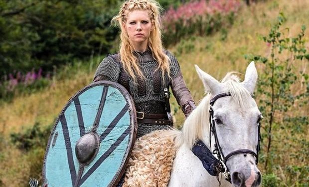 Una “vikinga” está de turista en Uruguay y salió a recorrer a caballo