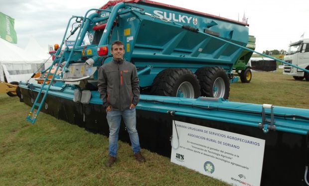 Marcos Gottero, gerente de Marco Natural, junto a la maquinaria premiada.