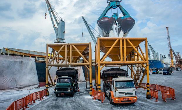 Guerra no Oriente Médio ameaça fertilizantes e coloca 41% da ureia global em risco