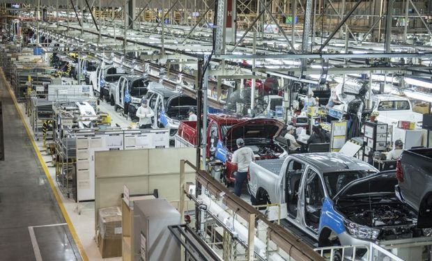 Toyota no encuentra empleados para producir pick ups: "Se perdió el valor del secundario"