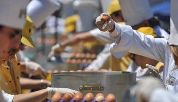 Omelette gigante: Pigüé se prepara para romper 15.000 huevos y celebrar los 137 años de la ciudad