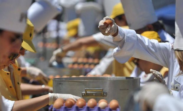 Omelette gigante: Pigüé se prepara para romper 15.000 huevos y celebrar los 137 años de la ciudad