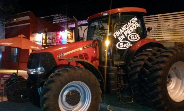 En ambas fiestas, los presentes contaron con la presencia del tractor Puma 205