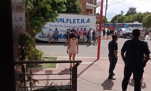 Denuncian aprietes y amenazas en un pueblo de 6000 habitantes: camioneros bloquean una planta de acopio