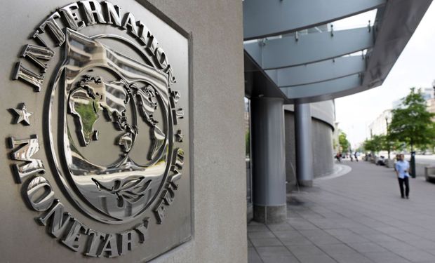 El FMI recomienda bajar el gasto y contener la emisión