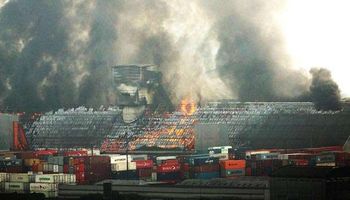 Grande incêndio destrói armazéns no Porto de Santos 