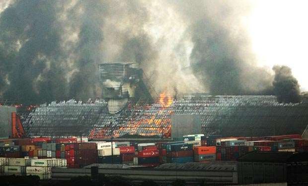 Grande incêndio destrói armazéns no Porto de Santos 