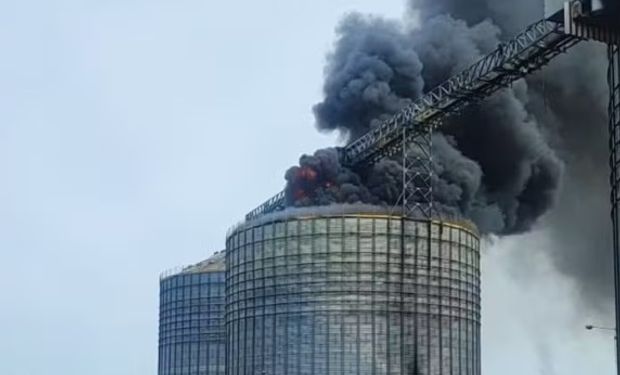 Fogo em silo da Cotribá mobiliza bombeiros há mais de dois dias no Sul