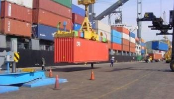 El superávit comercial cayó 40% en julio