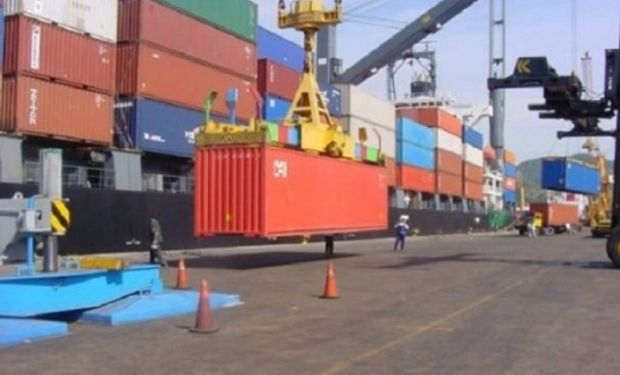 El superávit comercial cayó 40% en julio
