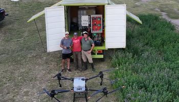 Los contratistas del drone: fundaron una empresa de servicios y cuentan los detalles luego de aplicar en unas 400 hectáreas con un DJI T40