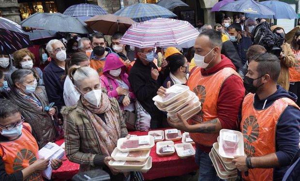 ¿A imitar? En Europa, los productores regalan carne como forma de protesta