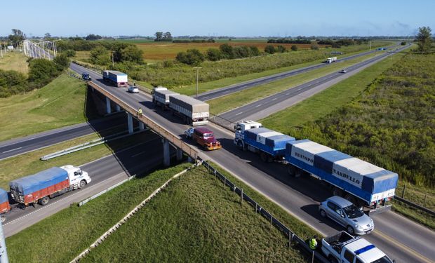 Los costos del transporte de cargas aumentaron casi un 20 % en la primera quincena del mes