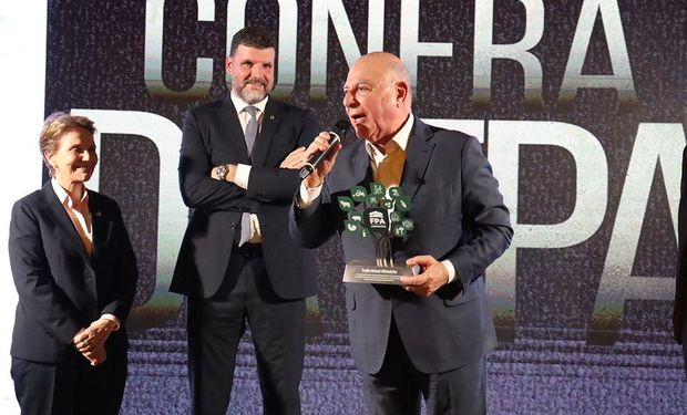 Tereza Cristina , Lupion e Arnaldo Jardim durante evento
