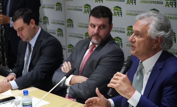 Pedro Lupion (ao centro) cercados dos governadores Ronaldo Caiado (Goiás) e Ratinho Júnior (Paraná). (foto - FPA)