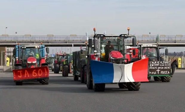 Bosta en restaurantes y miles de tractores en la calle: el por qué de las protestas del campo en Francia