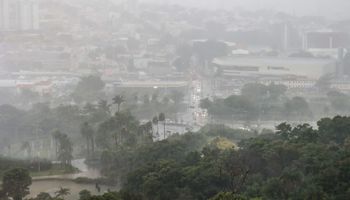 Frente fria avança da Argentina e acende alerta para temporais no Brasil