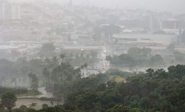 Frente fria avança da Argentina e acende alerta para temporais no Brasil