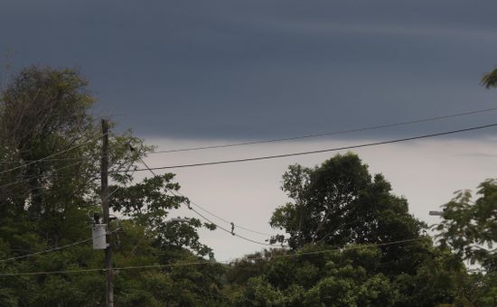 Sistema avança pelo Rio Grande do Sul com risco de ventos de até 90 km/h e granizo, enquanto instabilidades se espalham por diversas regiões do país