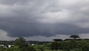 Frente fria avança, espalha chuva forte no Sul e mantém alerta pelo Brasil
