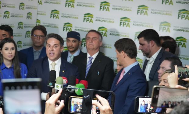 Presidente do novo bloco parlamentar, deputado federal Tenente Coronel Zucco (Republicanos-RS) dá entrevista ao lado de Bolsonaro (foto -FPA)