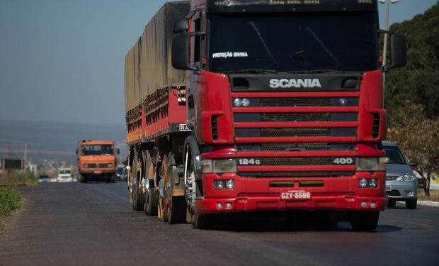 ANTT poderá atualizar os valores mínimos de fretes quando houver oscilação superior a 5% no preço do diesel. (Foto: Agência Brasil)