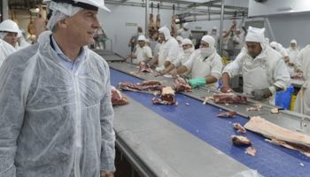 Macri recorrió un frigorífico y aseguró que el país va "por el camino correcto"