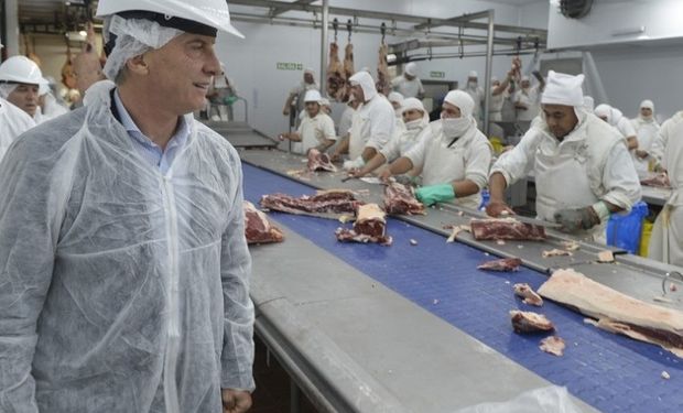 Mauricio Macri recorrió las instalaciones de un frigorífico de carne vacuna en la ciudad bonaerense de Azul. (Prensa Presidencia)