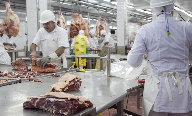 Trabajadores de la carne y frigoríficos acordaron un aumento salarial del 30 %