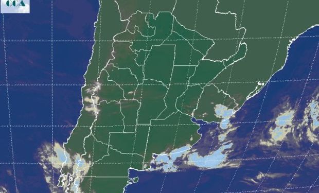 La foto satelital permite apreciar como lo más destacado el pasaje de la baja presión que ya va saliendo frente a las costas del sudeste de BA.