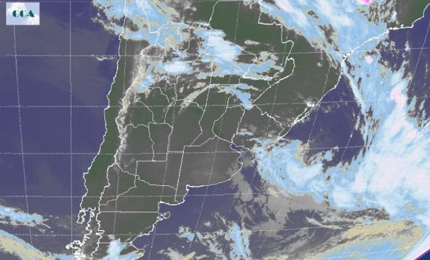 Puede observarse la influencia del sistema de alta presión sobre la franja central del país que impone cielos con escasa a nula nubosidad.