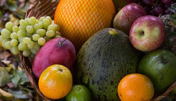Venda de frutas nos mercados atacadistas cresce 15% em março, diz Conab