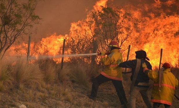 Ayer se combatía el fuego en Villa de la Quebrada. Foto: MARINA BALBO / Diario de la República