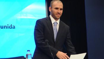 Guzmán "reperfila" capital e intereses de bonos en dólares de ley local hasta fin de año y descomprime u$s 5000 millones