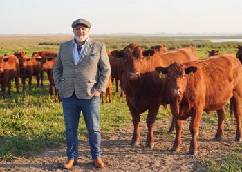 Cómo es el proyecto ganadero del fundador de Cardón y dueño de Pampero que apuesta al Angus Colorado y hasta lanza ropa especial de la raza