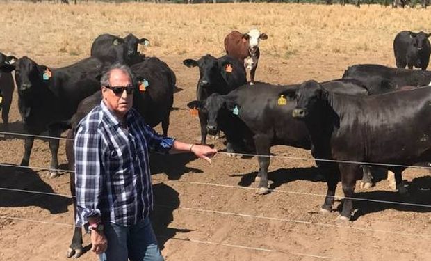 Jorge Brito, en Salta, de recorrida por los corrales. Desde el año 1993 invierte para el desarrollo de su campo y la zona.