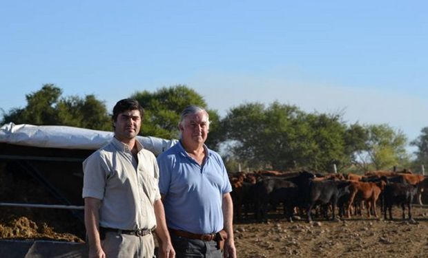 A la izq., Federico Galigniana junto con su padre, Omar, en el patio de comidas de terneros que están consumiendo silo de cebada más arveja y de sorgo.