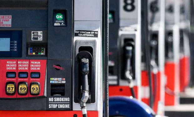 Los precios de los combustibles caen a valores previos a la guerra: cómo impacta en la inflación
