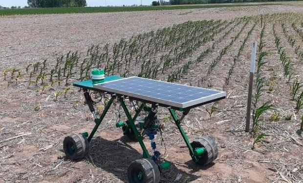 Un robot controla malezas con energía solar.