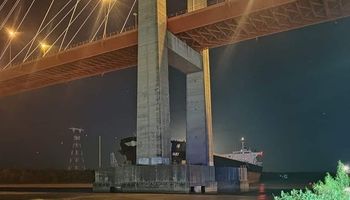 Retiran el barco que chocó la defensa del puente Zárate-Brazo Largo: la Justicia ordenó medida