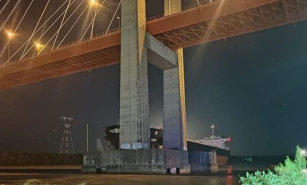 Retiran el barco que chocó la defensa del puente Zárate-Brazo Largo: la Justicia ordenó medida